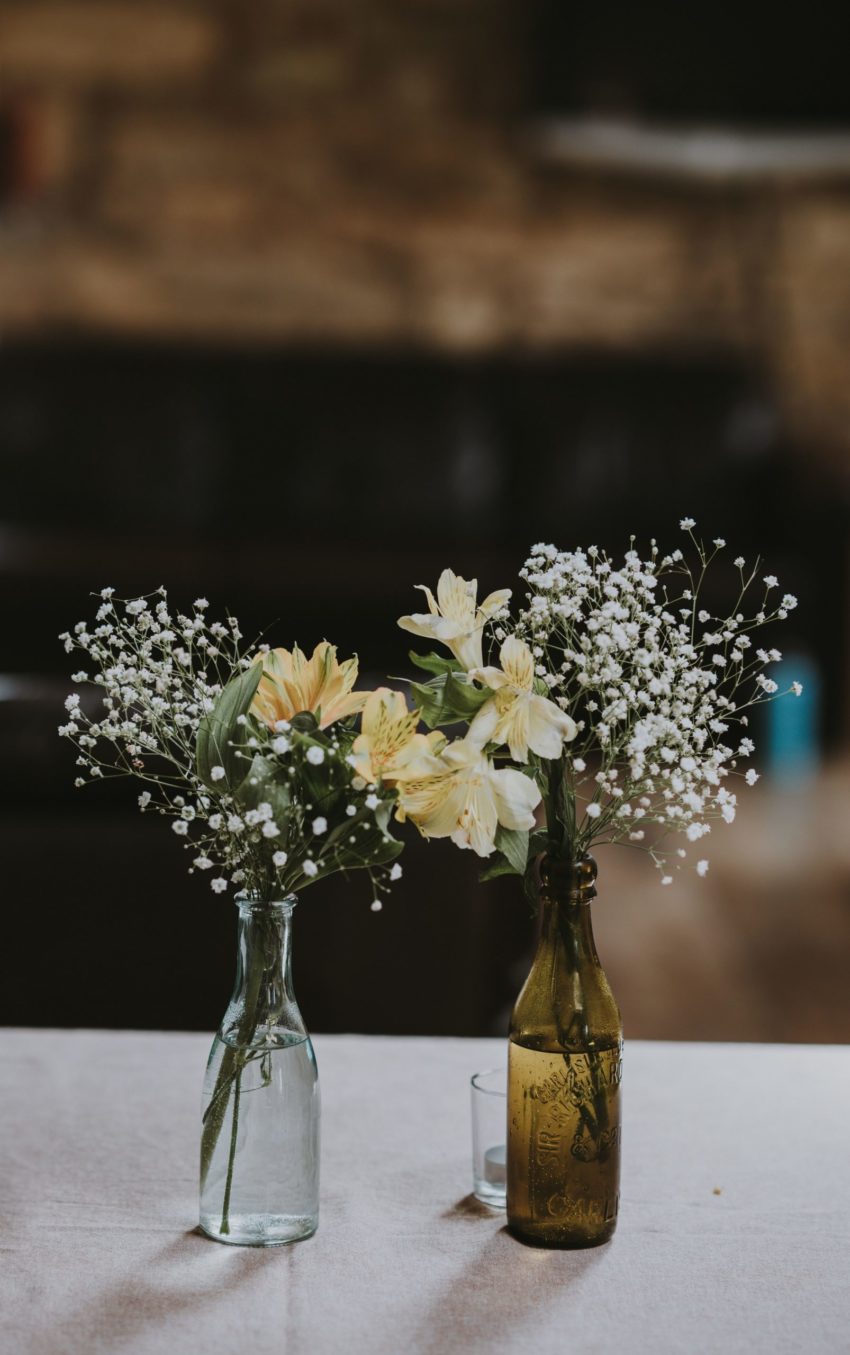 botella de cristal con flores