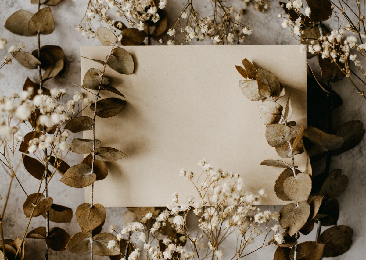 Invitaciones de boda con flores preservadas