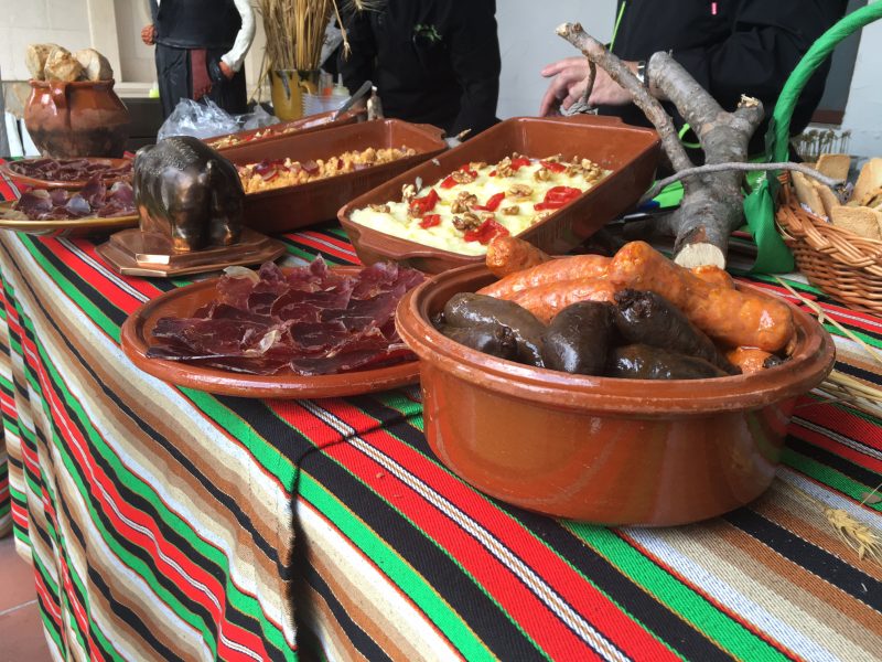 Lúcete en tu boda con un cortador de jamón, mesas de quesos, Pop corn bar y mucho más 15 mesa-embutido