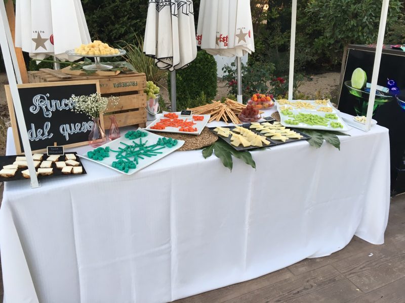 Lúcete en tu boda con un cortador de jamón, mesas de quesos, Pop corn bar y mucho más 17 mesa-quesos-ellomo